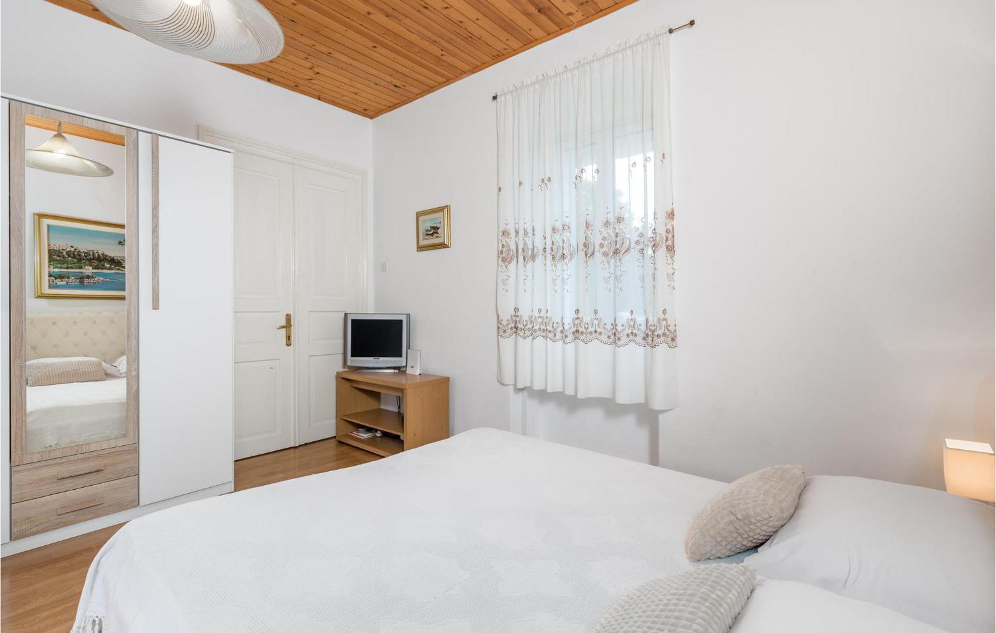 Beautiful Apartment In Omisalj With Kitchen Bagian luar foto